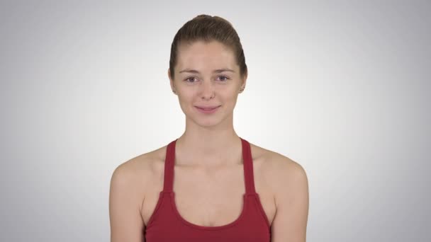 Mujer caucásica yoga meditando sentado loto, manos acopladas sobre fondo gradiente. — Vídeo de stock