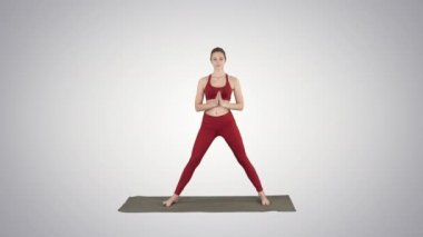 Genç yogi çekici kadın yoga kavramı Utthita parsvakonasana egzersiz degrade arka plan üzerinde duran, pratik.