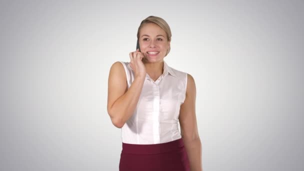 Charmig kvinna ringer med mobiltelefon när du går, Alpha Channel — Stockvideo