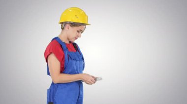 Genç kadın mühendis veya mimar, gradyan arka planda avro maaşı tutuyor.