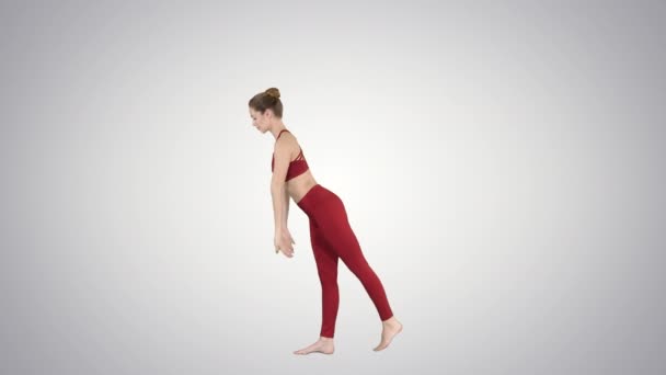 Tuladandasana ou Balancing Stick Pose é uma postura de ioga avançada feita por bela mulher yogi no fundo gradiente . — Vídeo de Stock