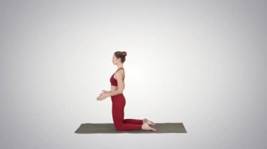 Sportif güzel genç kadın yoga yapıyor, Ushtrasana yapıyor, değişken arka planda Deve Pozu yapıyor..