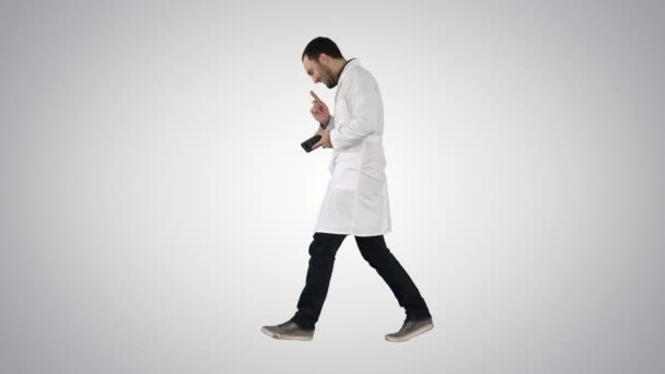Eğilimli arka planda yürüyen çekici gülen doktor.. — Stok video