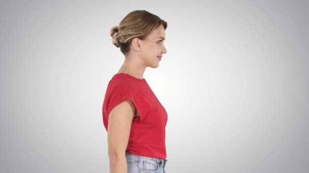 Caminante mujer en jeans y camiseta sobre fondo degradado. — Vídeos de Stock