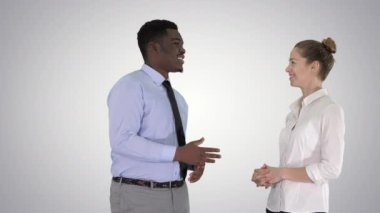 Afro Amerikan adam ve kız degrade arka plan üzerinde iş bahsediyoruz.