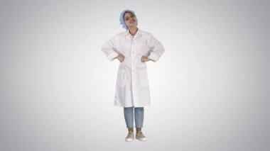 Güzel genç doktor değişken arka planda poz veriyor.