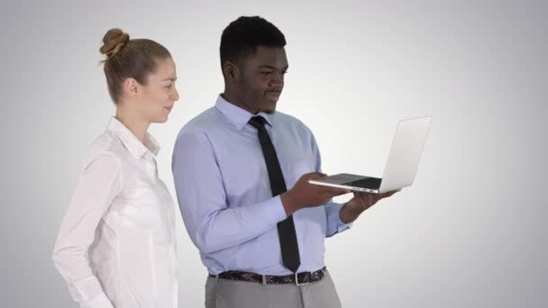 Satisfeito com seu trabalho homem e mulher olhando no laptop em fundo gradiente . — Vídeo de Stock