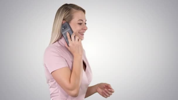 Mujer hablando por teléfono en el fondo del gradiente. — Vídeos de Stock