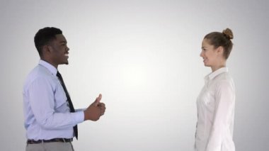 Genç kadın ve genç adam resmi kıyafetler degrade arka plan üzerinde yüksek Çak bakalım.