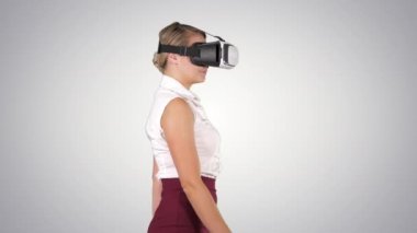 Yürüme, alfa kanalı Vr kulaklık kadında