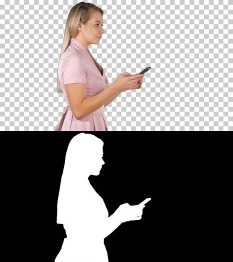 Pembe elbise manifatura akıllı telefon, alfa kanalı güzel kadın