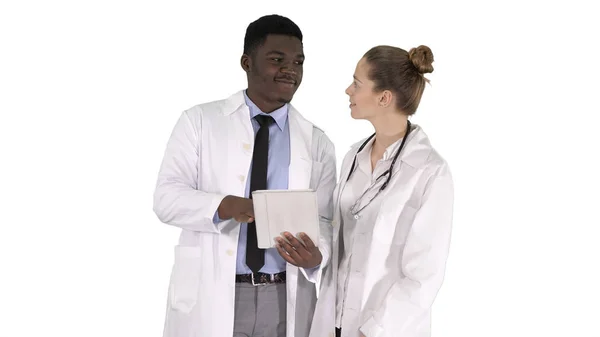 智能医疗专业非洲裔美国医生与大学使用数字平板电脑在白色背景. — 图库照片