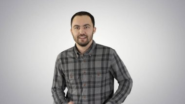 Gradyan arka planda günlük çalışan adam.