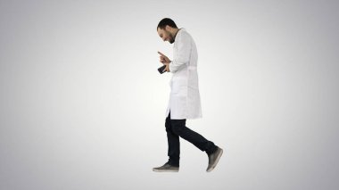 Eğilimli arka planda yürüyen çekici gülen doktor..