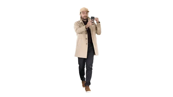 Φθινοπωρινή μόδα στυλ άνθρωπος καταγραφή βίντεο blog περπάτημα σε λευκό φόντο. — Φωτογραφία Αρχείου
