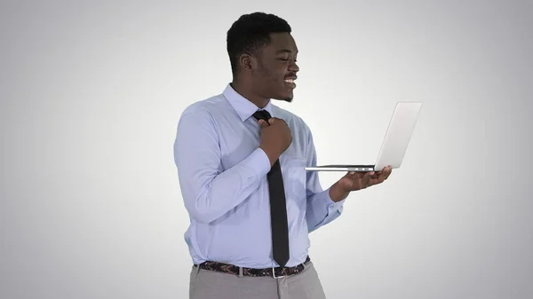 快乐而成功的非洲裔美国经理，带着笔记本电脑，在梯度背景下与商业伙伴进行视频会议. — 图库照片
