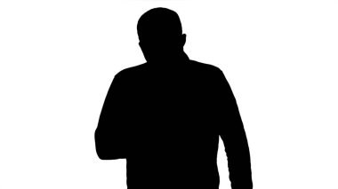 Siluet Çekici genç adam koştuktan sonra yorgun.