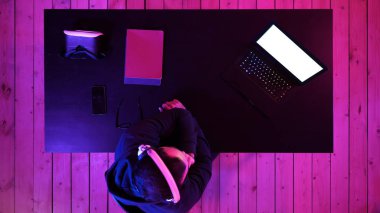 Oyuncu kulaklık takıp maç seyrediyor. Beyaz Görünüm.