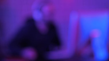 Bilgisayar oyunu oynayan oyuncu flaması.