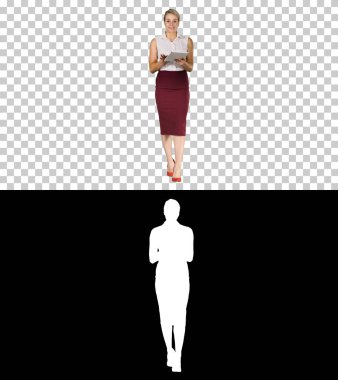 Gülümseyen işkadını swiping ve yürürken, alfa kanalı kameraya bakarak elektronik sekmesini kullanarak