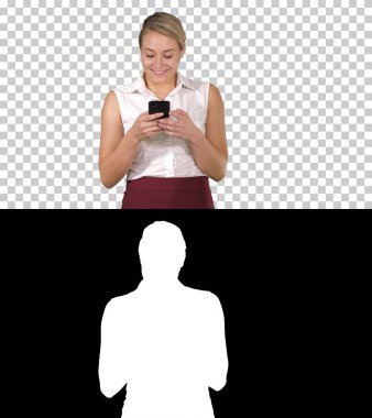 İş kadını yürürken mesaj atıyor, Alpha Channel