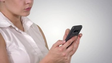 Akıllı telefon kullanan güzel bir kadının portresi, Alfa Kanalı.