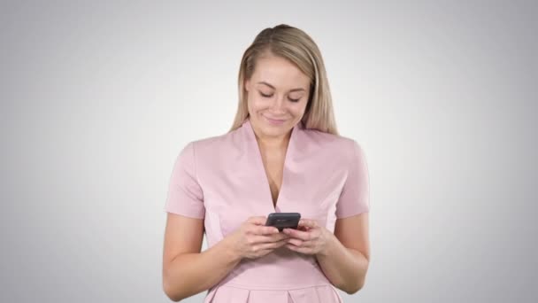 Blond meisje met mobiele telefoon Jonge vrouw, gsm-verslaving, online dating app, communicatie, nieuwe technologieën, trendy concepten op gradiënt achtergrond. — Stockvideo