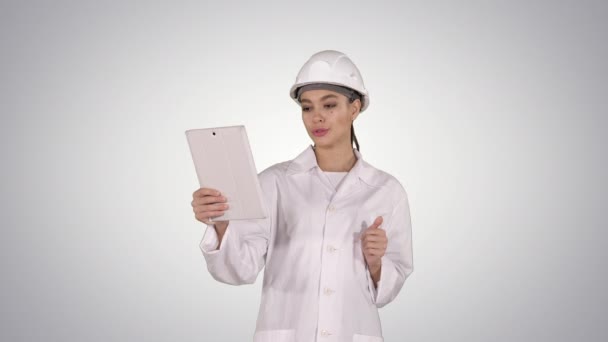 Genç kadın bilim adamı yapma Video ara ile Tablet üzerinde gradyan arka planı. — Stok video