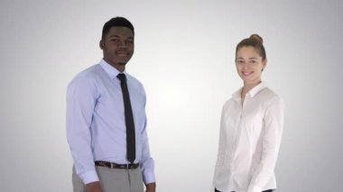 Uluslararası başparmak degrade arka plan üzerinde gösterilen kadın ve erkek gülümseyen mutlu.