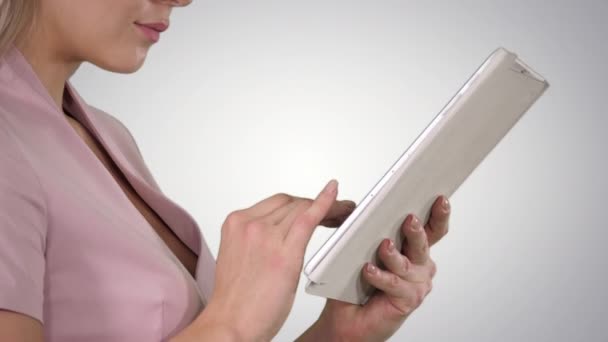 Mãos femininas usando tablet no fundo gradiente. — Vídeo de Stock