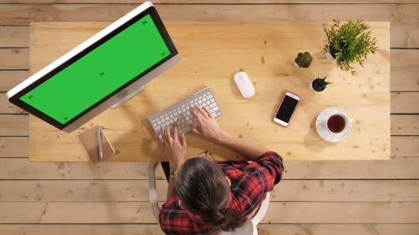 Jovem mulher casual trabalhando no computador. Tela verde Mock-up Display . — Vídeo de Stock
