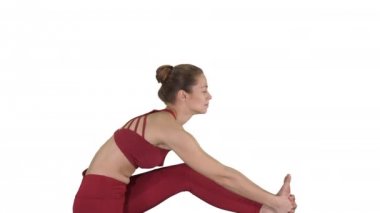 Sportif güzel sarışın genç kadın Utthita Hasta Padangushthasana beyaz arka plan üzerinde yapıyor spor giyim.