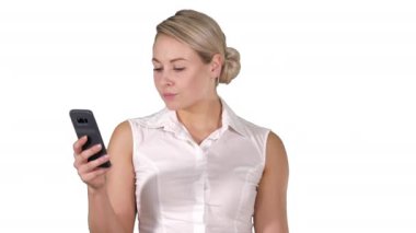 Beyaz arka planda cep telefonu ekranından okuyan genç kız.