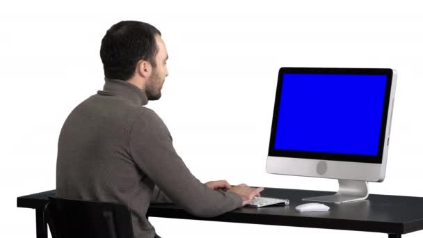 Επιχειρηματίας που εργάζεται με έναν υπολογιστή, λευκό φόντο. Μπλε οθόνη μακέτα. — Αρχείο Βίντεο