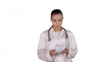 Steteskoplu tıp doktoru beyaz arka plana tıbbi şapka ya da şapka takıyor..