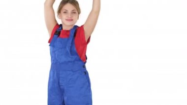 Kadın inşaat işçisi kask ile beyaz arka plan üzerinde dans.