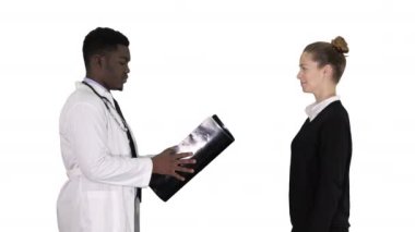 Hasta x ışını ile fizyoterapist açıklayan x-ray beyaz arka plan üzerinde hastaya Doktor geliyor.