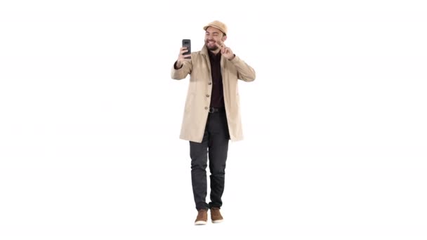 Allegro uomo in cappotto scattare foto facendo selfie su sfondo bianco . — Video Stock