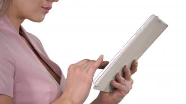Kvinnliga händer med tablett på vit bakgrund. — Stockvideo