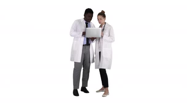 Orvosi személyzet dolgozik előtt állva, fehér alapon szürke laptop. — Stock videók