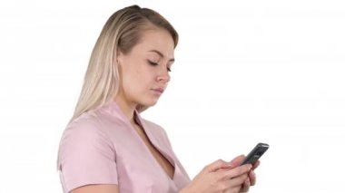 Beyaz arka plan üzerinde smartphone cep telefonu ile mesaj gönderme neşeli genç kadın portresi.