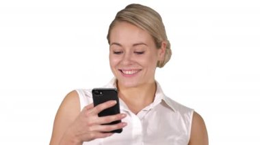 Gülümseyen ve cep telefonunuzun ve beyaz arka plan üzerinde mutlu genç güzel kadın.