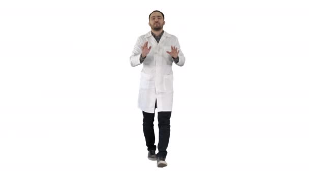 Wesoły lekarz, chodzenie, mówienie i patrząc w kamerę na białym tle. — Wideo stockowe