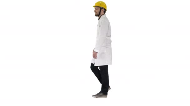 Camminando ingegnere su sfondo bianco. — Video Stock