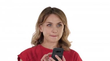 Güzel sarışın beyaz arka plan üzerinde telefonunda bir metin gönderme düşünme.