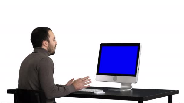 Νέοι επαγγελματίες άνθρωπος κάνει βίντεο κλήση στον υπολογιστή του, λευκό φόντο. Μπλε οθόνη μακέτα. — Αρχείο Βίντεο