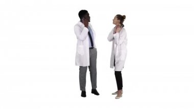 Kadın ve erkek doktor cep telefonlarını kullanarak beyaz arka planda mutlu haberler veriyorlar..