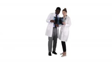 Genç kadın doktor ve akciğer röntgeni resmi beyaz zemin üzerine bakarak afro Amerikalı doktor.