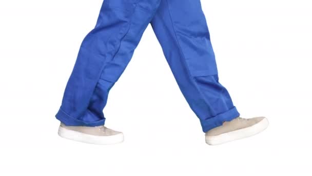Beyaz arka planda yürüyen kadın inşaat işçisi bacakları. — Stok video