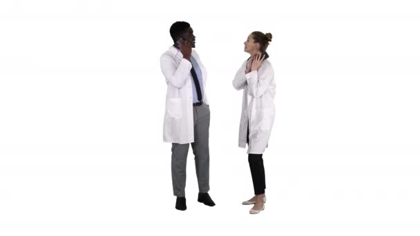 Женщина и мужчина врач с помощью мобильных телефонов делает звонки, рассказывая радостные новости на белом фоне. — стоковое видео